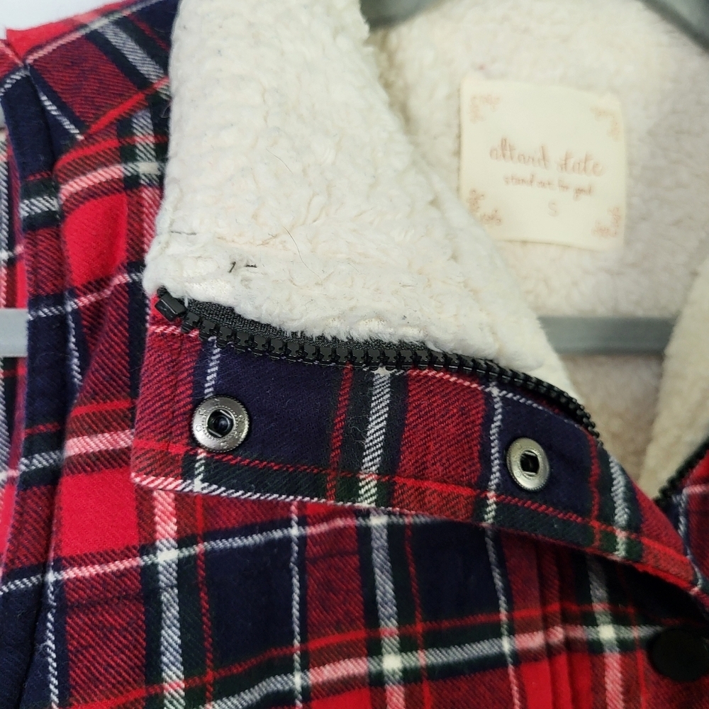Altar'd State Red Plaid Quilted Fleece Lined Vest Small, zipper and buttons. - Picture 7 of 10